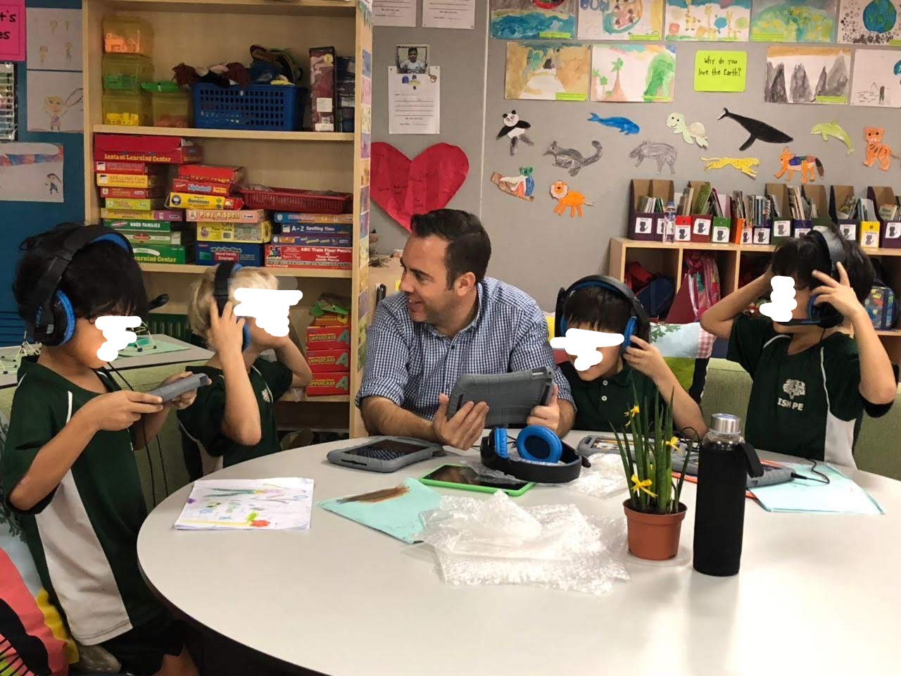 Working with students in 1:1 iPad classroom